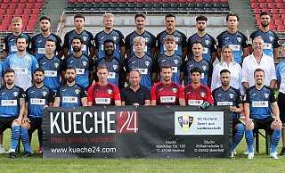 Mit neuem Hauptsponsor und Ambitionen in die kommende Saison: Der SC Herford hat mit dem Unternehmen Küche 24, vertreten durch Geschäftsführer Axel Heitmann (vorne in der Mitte), einen neuen wichtigen Wirtschaftspartner gefunden und will in der Landesliga vorne mitspielen. - Wolfgang Rudolf Mit neuem Hauptsponsor und Ambitionen in die kommende Saison: Der SC Herford hat mit dem Unternehmen Küche 24, vertreten durch Geschäftsführer Axel Heitmann (vorne in der Mitte), einen neuen wichtigen Wirtschaftspartner gefunden und will in der Landesliga vorne mitspielen. - Wolfgang Rudolf