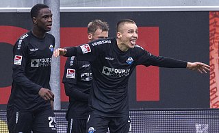 SCP-Stürmer Filip Bilbija (r.) streckt nach seinem 3:0-Treffer die Zunge heraus. Ilyas Ansah (l.) und Sebastian Klaas feiern mit. - dpa SCP-Stürmer Filip Bilbija (r.) streckt nach seinem 3:0-Treffer die Zunge heraus. Ilyas Ansah (l.) und Sebastian Klaas feiern mit. - dpa
