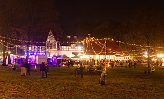 Viele Besucher, viele weihnachtliche Buden, viele Lichterketten und eine Wiese mittendrin - das war der traditionelle Eckardtsheimer Weihnachtsmarkt. Und so soll er wieder werden. - Mike-Dennis Müller / www.mdm.photo Viele Besucher, viele weihnachtliche Buden, viele Lichterketten und eine Wiese mittendrin - das war der traditionelle Eckardtsheimer Weihnachtsmarkt. Und so soll er wieder werden. - Mike-Dennis Müller / www.mdm.photo