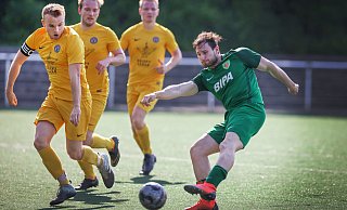 Guter erster Test: Andreas Janzen (r.) schlug mit seinem TuS Dornberg den B-Ligisten SC Babenhausen 4:0. - Sarah Jonek Guter erster Test: Andreas Janzen (r.) schlug mit seinem TuS Dornberg den B-Ligisten SC Babenhausen 4:0. - Sarah Jonek