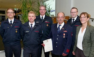 Burkhard Jüstel (3. v. r) wurde fürr 50 Jahre aktiven Dienst mit dem Feuerwehr-Ehrenzeichen in Golf mit Goldkranz ausgezeichnet. Ihm gratulierten (v. l.) René Wittig, Sören Dege, Christoph Michaelis, Vize-Kreisbrandmeister Christoph Müller und Bürgermeisterin Uterund und Ute Dülfer. - Ralph Meyer Burkhard Jüstel (3. v. r) wurde fürr 50 Jahre aktiven Dienst mit dem Feuerwehr-Ehrenzeichen in Golf mit Goldkranz ausgezeichnet. Ihm gratulierten (v. l.) René Wittig, Sören Dege, Christoph Michaelis, Vize-Kreisbrandmeister Christoph Müller und Bürgermeisterin Uterund und Ute Dülfer. - Ralph Meyer