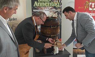 Pfarrer Andreas Kurte (M.) sticht bei seiner Annentags-Premiere in Amt und Würden das Bierfass an. Bürgermeister Hermann Temme (l.) und Markus Lopsien von der Schlossbrauerei Rheder unterstützen. - Svenja Ludwig Pfarrer Andreas Kurte (M.) sticht bei seiner Annentags-Premiere in Amt und Würden das Bierfass an. Bürgermeister Hermann Temme (l.) und Markus Lopsien von der Schlossbrauerei Rheder unterstützen. - Svenja Ludwig