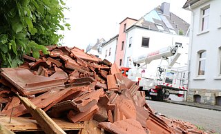 Nach den Aufräumarbeiten im Nachklang des Tornados türmten sich Schuttberge an den Straßen Paderborns auf. - (Archivbild) Holger Kosbab Nach den Aufräumarbeiten im Nachklang des Tornados türmten sich Schuttberge an den Straßen Paderborns auf. - (Archivbild) Holger Kosbab
