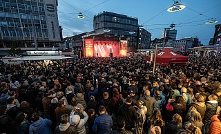 Mit dem Auftritt von Alice Merton auf der Bühne am Jahnplatz ging es los. Fünf Tage wurde in Bielefeld gefeiert. - Jörg Dieckmann - www.dieckmann-fotodesign.de Mit dem Auftritt von Alice Merton auf der Bühne am Jahnplatz ging es los. Fünf Tage wurde in Bielefeld gefeiert. - Jörg Dieckmann - www.dieckmann-fotodesign.de