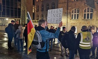 Demonstranten vor dem Bielefelder Rathaus protestieren "gegen linke Hetze". Sie wollen künftig den Begriff "Bündnis gegen links" in ihren Reihen etablieren. - Michaela Heinze Demonstranten vor dem Bielefelder Rathaus protestieren "gegen linke Hetze". Sie wollen künftig den Begriff "Bündnis gegen links" in ihren Reihen etablieren. - Michaela Heinze