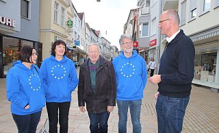 SPD-Europakandidat Ingo Stucke (r.) im Gespräch mit den Unterstützern Katia Bahari (v. l.), Gerda Klusmeier und Michael Hafner sowie Bürger Josef Sagenschnier (M.). - Frank Hartmann SPD-Europakandidat Ingo Stucke (r.) im Gespräch mit den Unterstützern Katia Bahari (v. l.), Gerda Klusmeier und Michael Hafner sowie Bürger Josef Sagenschnier (M.). - Frank Hartmann