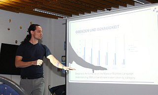 Reidar Janssen versuchte mithilfe anschaulicher Folien und Grafiken einen Einblick in die Funktionsweise und die Möglichkeiten der KI zu geben. - Ilka Gülker Reidar Janssen versuchte mithilfe anschaulicher Folien und Grafiken einen Einblick in die Funktionsweise und die Möglichkeiten der KI zu geben. - Ilka Gülker
