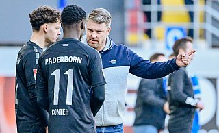 SCP-Trainer Lukas Kwasniok gibt seinem Lieblings-Azubi Aaron Zehnter (l.) und Stürmer Sirlord Conteh letzte Anweisungen. - Besim Mazhiqi SCP-Trainer Lukas Kwasniok gibt seinem Lieblings-Azubi Aaron Zehnter (l.) und Stürmer Sirlord Conteh letzte Anweisungen. - Besim Mazhiqi