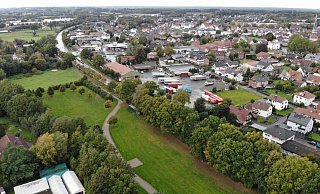 Die Rettungswache soll im oberen Teil der Grünfläche entlang der B 64 in Delbrück gebaut werden. - Jens Reddeker Die Rettungswache soll im oberen Teil der Grünfläche entlang der B 64 in Delbrück gebaut werden. - Jens Reddeker