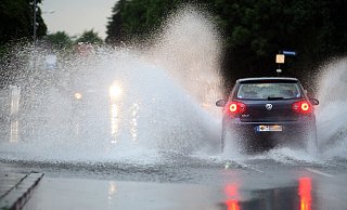 Aquaplaning, Regen, Strarkregen, Überflutung, Gewitter - Patrick Menzel Aquaplaning, Regen, Strarkregen, Überflutung, Gewitter - Patrick Menzel
