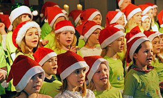 Kinder singen Weihnachtslieder und sorgen für eine musikalische Einstimmung aufs Fest. - STEFANIE BOSS Kinder singen Weihnachtslieder und sorgen für eine musikalische Einstimmung aufs Fest. - STEFANIE BOSS