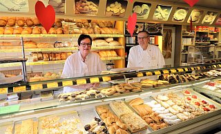 Lucia und Helmut Driehorst hinter der Verkaufstheke mit Bäckereiprodukten im Laden in Godelheim. Dort wird sich einiges ändern. - Simone Flörke Lucia und Helmut Driehorst hinter der Verkaufstheke mit Bäckereiprodukten im Laden in Godelheim. Dort wird sich einiges ändern. - Simone Flörke