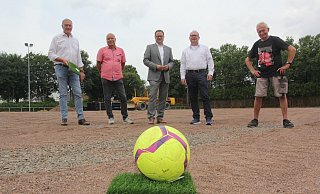 Fünf Männer und ein Ball: Bürgermeister Lars Bökenkröger (v. l.), Beigeordneter Stefan Tödtmann, Sportausschussvorsitzender Oliver Thamm, Landschaftsarchitekt Dirk Nagel und Bauleiter Rainer Herberhold von der Firma Rathert aus Höxter. - Ulf Hanke Fünf Männer und ein Ball: Bürgermeister Lars Bökenkröger (v. l.), Beigeordneter Stefan Tödtmann, Sportausschussvorsitzender Oliver Thamm, Landschaftsarchitekt Dirk Nagel und Bauleiter Rainer Herberhold von der Firma Rathert aus Höxter. - Ulf Hanke
