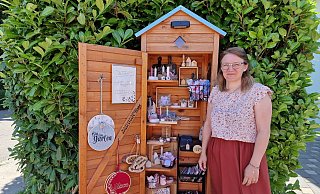 Valentina Vogel-Korte vor ihrem Geschenke-Häuschen in Bischofshagen. - Lena Kley Valentina Vogel-Korte vor ihrem Geschenke-Häuschen in Bischofshagen. - Lena Kley