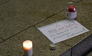 Nach den Lichterspaziergängen lagen regelmäßig politische Botschaften auf den Rathaustreppen in Bad Oeynhausen. - Thorsten Gödecker Nach den Lichterspaziergängen lagen regelmäßig politische Botschaften auf den Rathaustreppen in Bad Oeynhausen. - Thorsten Gödecker