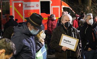 Grünen-Fraktionschef Volker Brand setzt für die Coronaschutzimpfung ein und fordert alle demokratischen Parteien in Bad Oeynhausen zu Aktionen angesichts der Lichterspaziergänge auf. - Thorsten Gödecker Grünen-Fraktionschef Volker Brand setzt für die Coronaschutzimpfung ein und fordert alle demokratischen Parteien in Bad Oeynhausen zu Aktionen angesichts der Lichterspaziergänge auf. - Thorsten Gödecker