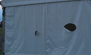 Aus der Entfernung sehen die Schäden an Borchards Festzelt nicht sehr groß aus. Doch der Eindruck täuscht. Zudem ist es nicht bei dieser einen Zerstörung geblieben. - Marie Borchard Aus der Entfernung sehen die Schäden an Borchards Festzelt nicht sehr groß aus. Doch der Eindruck täuscht. Zudem ist es nicht bei dieser einen Zerstörung geblieben. - Marie Borchard