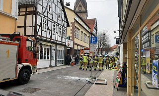 Die Wucht der Detonation in einer Küche im Dachgeschoss riss am Montag ein Schwingfenster aus dem Rahmen. Vier Stockwerke tiefer zersplitterte die Scheibe auf der Straße. - Dieter Scholz Die Wucht der Detonation in einer Küche im Dachgeschoss riss am Montag ein Schwingfenster aus dem Rahmen. Vier Stockwerke tiefer zersplitterte die Scheibe auf der Straße. - Dieter Scholz