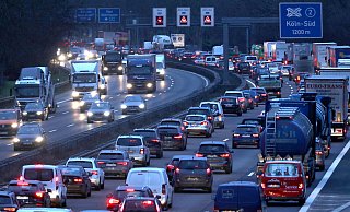 Rund um die Weihnachtsfeiertage rechnet der Automobilclub ADAC auf den Autobahnen in Nordrhein-Westfalen nur an wenigen Tagen mit vielen Staus. - dpa Rund um die Weihnachtsfeiertage rechnet der Automobilclub ADAC auf den Autobahnen in Nordrhein-Westfalen nur an wenigen Tagen mit vielen Staus. - dpa