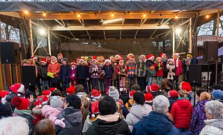 Die Kinder der Paul-Maar-Grundschule eröffnen den Weihnachtsmarkt mit fröhlichen Weihnachtsliedern. - Ralf Bittner Die Kinder der Paul-Maar-Grundschule eröffnen den Weihnachtsmarkt mit fröhlichen Weihnachtsliedern. - Ralf Bittner