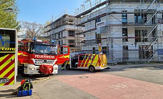 Auf einer Baustelle in der Herforder Bruchstraße kam es am Mittwochmorgen zu einem tödlichen Arbeitsunfall. - Feuerwehr Auf einer Baustelle in der Herforder Bruchstraße kam es am Mittwochmorgen zu einem tödlichen Arbeitsunfall. - Feuerwehr