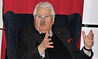 Der CDU- und Europapolitiker Elmar Brok, der in Schloß Holte-Stukenbrock aufgewachsen ist, trägt nicht zu Unrecht den Beinamen „Mister Europa“. Seine Ansichten über alles, was mit Europa zu tun hat, sind weithin geschätzt. - Knut Dinter Der CDU- und Europapolitiker Elmar Brok, der in Schloß Holte-Stukenbrock aufgewachsen ist, trägt nicht zu Unrecht den Beinamen „Mister Europa“. Seine Ansichten über alles, was mit Europa zu tun hat, sind weithin geschätzt. - Knut Dinter