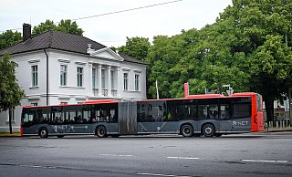 Vor dem Kunstforum Hermann Stenner an der Obernstraße wenden die 21 Meter langen Gelenkbusse, um wieder zurück in Richtung Sennestadt zu fahren. - Barbara Franke Vor dem Kunstforum Hermann Stenner an der Obernstraße wenden die 21 Meter langen Gelenkbusse, um wieder zurück in Richtung Sennestadt zu fahren. - Barbara Franke
