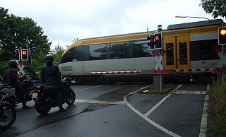 In Sekundenschnelle hat die Eurobahn den Bahnübergang an der Gestringer Straße passiert. Hier wartet gerade eine Clique holländischer Motorradfahrer, die den Mühlenkreis am Wochenende erkunden, darauf, dass die Schranken wieder hochgehen. - Karsten Schulz In Sekundenschnelle hat die Eurobahn den Bahnübergang an der Gestringer Straße passiert. Hier wartet gerade eine Clique holländischer Motorradfahrer, die den Mühlenkreis am Wochenende erkunden, darauf, dass die Schranken wieder hochgehen. - Karsten Schulz