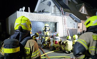 Als die Feuerwehrleute am Einsatzort eintrafen, quoll bereits dichter Raus aus der verschlossenen Garage. - Feuerwehr Paderborn Als die Feuerwehrleute am Einsatzort eintrafen, quoll bereits dichter Raus aus der verschlossenen Garage. - Feuerwehr Paderborn