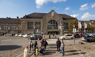 Rund um die sanierte Denkmalfassade des Hauptbahnhofs gibt es viel zu tun: Am Freitag suchten Fachleute aus der Stadtverwaltung Bielefeld und der beteiligten überörtlichen Planungsbüros das Gespräch mit den Bürgerinnen und Bürgern im Rahmen einer „Planungswerkstatt“. - Oliver Krato Rund um die sanierte Denkmalfassade des Hauptbahnhofs gibt es viel zu tun: Am Freitag suchten Fachleute aus der Stadtverwaltung Bielefeld und der beteiligten überörtlichen Planungsbüros das Gespräch mit den Bürgerinnen und Bürgern im Rahmen einer „Planungswerkstatt“. - Oliver Krato