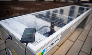 Solar-Sitzbänke werden häufig von Kommunen aufgestellt. In Stuttgart etwa steht bereits ein gutes Dutzend. - picture alliance/dpa Solar-Sitzbänke werden häufig von Kommunen aufgestellt. In Stuttgart etwa steht bereits ein gutes Dutzend. - picture alliance/dpa