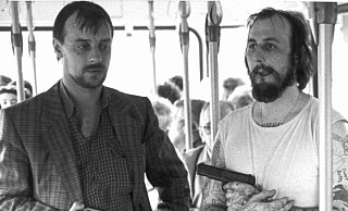 Die bewaffneten Geiselnehmer Dieter Degowski (l) und Hans-Jürgen Rösner stehen am 17.8.1988 in dem in Bremen gekaperten Linienbus. Die Geiselnehmer hatten am 16.08.1988 in Gladbeck-Rentfort eine Bank überfallen und zwei Geiseln genommen. - Hartmut Reeh/DPA Die bewaffneten Geiselnehmer Dieter Degowski (l) und Hans-Jürgen Rösner stehen am 17.8.1988 in dem in Bremen gekaperten Linienbus. Die Geiselnehmer hatten am 16.08.1988 in Gladbeck-Rentfort eine Bank überfallen und zwei Geiseln genommen. - Hartmut Reeh/DPA