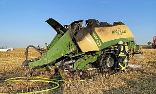 Bei Eintreffen der ersten Einsatzkräfte stand die Ballenpresse vom Typ Krone BigPack bereits im Vollbrand. - Freiwillige Feuerwehr Bad Wünnenberg Bei Eintreffen der ersten Einsatzkräfte stand die Ballenpresse vom Typ Krone BigPack bereits im Vollbrand. - Freiwillige Feuerwehr Bad Wünnenberg