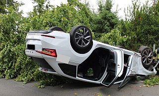 Der Skoda überschlug sich nach der Kollision mit dem Baum. - Polizei Minden-Lübbecke Der Skoda überschlug sich nach der Kollision mit dem Baum. - Polizei Minden-Lübbecke
