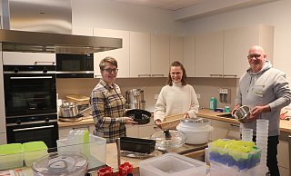 Letzte Arbeiten: Die Küche im Gemeinschaftsraum muss noch eingeräumt werden. Einen Überblick verschaffen sich Jennifer Liebscher (v. l., Hausleitung), Kimberley Wilmsmann ((Pflegedienstleitung) und Bereichsleiter Thomas Blankenhagen. - Ekkehard Wind Letzte Arbeiten: Die Küche im Gemeinschaftsraum muss noch eingeräumt werden. Einen Überblick verschaffen sich Jennifer Liebscher (v. l., Hausleitung), Kimberley Wilmsmann ((Pflegedienstleitung) und Bereichsleiter Thomas Blankenhagen. - Ekkehard Wind