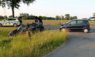 Nach der Kollision waren die beiden Autos nicht mehr fahrbereit. - Polizei Minden-Lübbecke Nach der Kollision waren die beiden Autos nicht mehr fahrbereit. - Polizei Minden-Lübbecke
