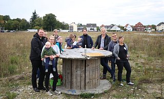 Dort, wo sie auf dem Alanbrooke-Areal ihren Traum vom eigenen Haus verwirklichen wollten, nehmen ein Teil der Familien der Initiative, darunter Lukas Dalhoff (l.), Abschied von ihren Plänen. - Marc Schröder Dort, wo sie auf dem Alanbrooke-Areal ihren Traum vom eigenen Haus verwirklichen wollten, nehmen ein Teil der Familien der Initiative, darunter Lukas Dalhoff (l.), Abschied von ihren Plänen. - Marc Schröder