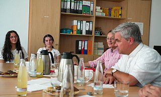 Bei seinem Schulbesuch am Gymnasium St. Xaver tauschte sich Erzbischof Udo Markus Bentz mit Schülerinnen und Schülern und den Lehrkräften über jene Themen aus, die sie in ihrem Schulalltag umtreiben. - Isabella Maria Struck / Erzbistum Paderborn Bei seinem Schulbesuch am Gymnasium St. Xaver tauschte sich Erzbischof Udo Markus Bentz mit Schülerinnen und Schülern und den Lehrkräften über jene Themen aus, die sie in ihrem Schulalltag umtreiben. - Isabella Maria Struck / Erzbistum Paderborn
