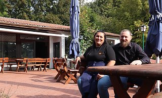 Kristina Crnogorac und Vladan Mitrovic können bis zu 100 Personen im Stanlio und Ollio unterbringen. - Jan Husmann Kristina Crnogorac und Vladan Mitrovic können bis zu 100 Personen im Stanlio und Ollio unterbringen. - Jan Husmann