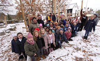 Mit Alexander Graf, stellvertretender Bürgermeister und Schulleiterin Manuela Uphoff freuen sich die Kinder der Grundschule Sundern über ihren neugestalteten Schulhof. - Björn Kenter Mit Alexander Graf, stellvertretender Bürgermeister und Schulleiterin Manuela Uphoff freuen sich die Kinder der Grundschule Sundern über ihren neugestalteten Schulhof. - Björn Kenter