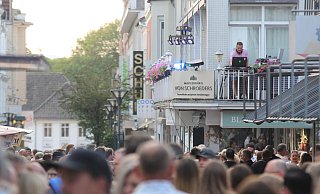 Jedes Jahr sorgt DJ Björn auf der Innenstadtfete rund um den Schweinebrunnen für gute Stimmung. - Ulf Hanke Jedes Jahr sorgt DJ Björn auf der Innenstadtfete rund um den Schweinebrunnen für gute Stimmung. - Ulf Hanke