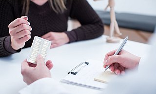 Ein Ärztebund hat für die Praxen jetzt eine Vier-Tage-Woche ins Spiel gebracht. Heimische Mediziner äußern sich dazu zwiespältig. - picture alliance / dpa Themendienst Ein Ärztebund hat für die Praxen jetzt eine Vier-Tage-Woche ins Spiel gebracht. Heimische Mediziner äußern sich dazu zwiespältig. - picture alliance / dpa Themendienst