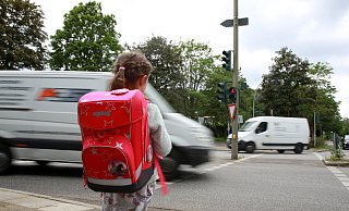 Empfehlenswert ist es, den Schulweg vorab mit den Kindern zu trainieren, damit sie sich an den Gefahrenstellen bereits auskennen. - picture alliance / dpa-tmn Empfehlenswert ist es, den Schulweg vorab mit den Kindern zu trainieren, damit sie sich an den Gefahrenstellen bereits auskennen. - picture alliance / dpa-tmn