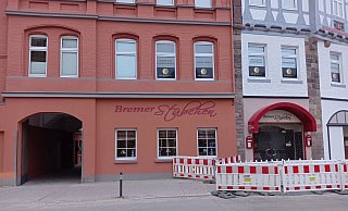 In einem Haus mit roten Backsteinziegeln: das Bremer Stübchen. - Michaela Bast In einem Haus mit roten Backsteinziegeln: das Bremer Stübchen. - Michaela Bast