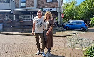 Wolfgang Lechtermann und Inhaberin Loni Meyer freuen sich auf die Feier in der "Jever Deel" am 4. August. Alle Einnahmen der Veranstaltung werden gespendet. - Matthias Reiprich Wolfgang Lechtermann und Inhaberin Loni Meyer freuen sich auf die Feier in der "Jever Deel" am 4. August. Alle Einnahmen der Veranstaltung werden gespendet. - Matthias Reiprich