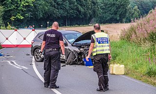 Bei einem schweren Motorrad-Unfall in Halle im Kreis Gütersloh starben zwei junge Menschen. - Paul Brinkmann Bei einem schweren Motorrad-Unfall in Halle im Kreis Gütersloh starben zwei junge Menschen. - Paul Brinkmann