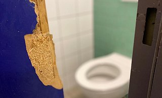 60-Minuten-Gefängnis: Die Toilettentür in Gütersloh musste aufgebrochen werden, um den Fichte-Trainer zu befreien. - Uwe Kleinschmidt 60-Minuten-Gefängnis: Die Toilettentür in Gütersloh musste aufgebrochen werden, um den Fichte-Trainer zu befreien. - Uwe Kleinschmidt