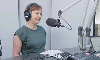 Nadine Conti ist ehemalige Redakteurin beim Mindener Tageblatt und war im "Ostwestfälle"-Studio zu Gast, um in Staffel 3 über "die Strahlenmafia" zu sprechen. - Jan-Philipp Adams Nadine Conti ist ehemalige Redakteurin beim Mindener Tageblatt und war im "Ostwestfälle"-Studio zu Gast, um in Staffel 3 über "die Strahlenmafia" zu sprechen. - Jan-Philipp Adams