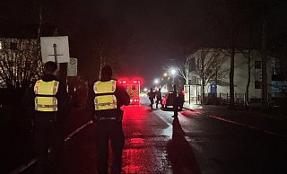 Das SEK versammelte sich auf dem Schulgelände am Magnolienweg. Dort rüsteten sie sich aus und bereiteten den Zugriff entsprechend vor. - Thorsten Heß Das SEK versammelte sich auf dem Schulgelände am Magnolienweg. Dort rüsteten sie sich aus und bereiteten den Zugriff entsprechend vor. - Thorsten Heß
