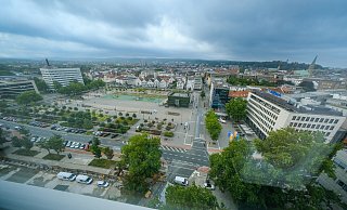 Die Polizei hat sich die Drogenszene am Kesselbrink vorgenommen. Es kommt zur Verfolgungsjagd. - Andreas Zobe Die Polizei hat sich die Drogenszene am Kesselbrink vorgenommen. Es kommt zur Verfolgungsjagd. - Andreas Zobe